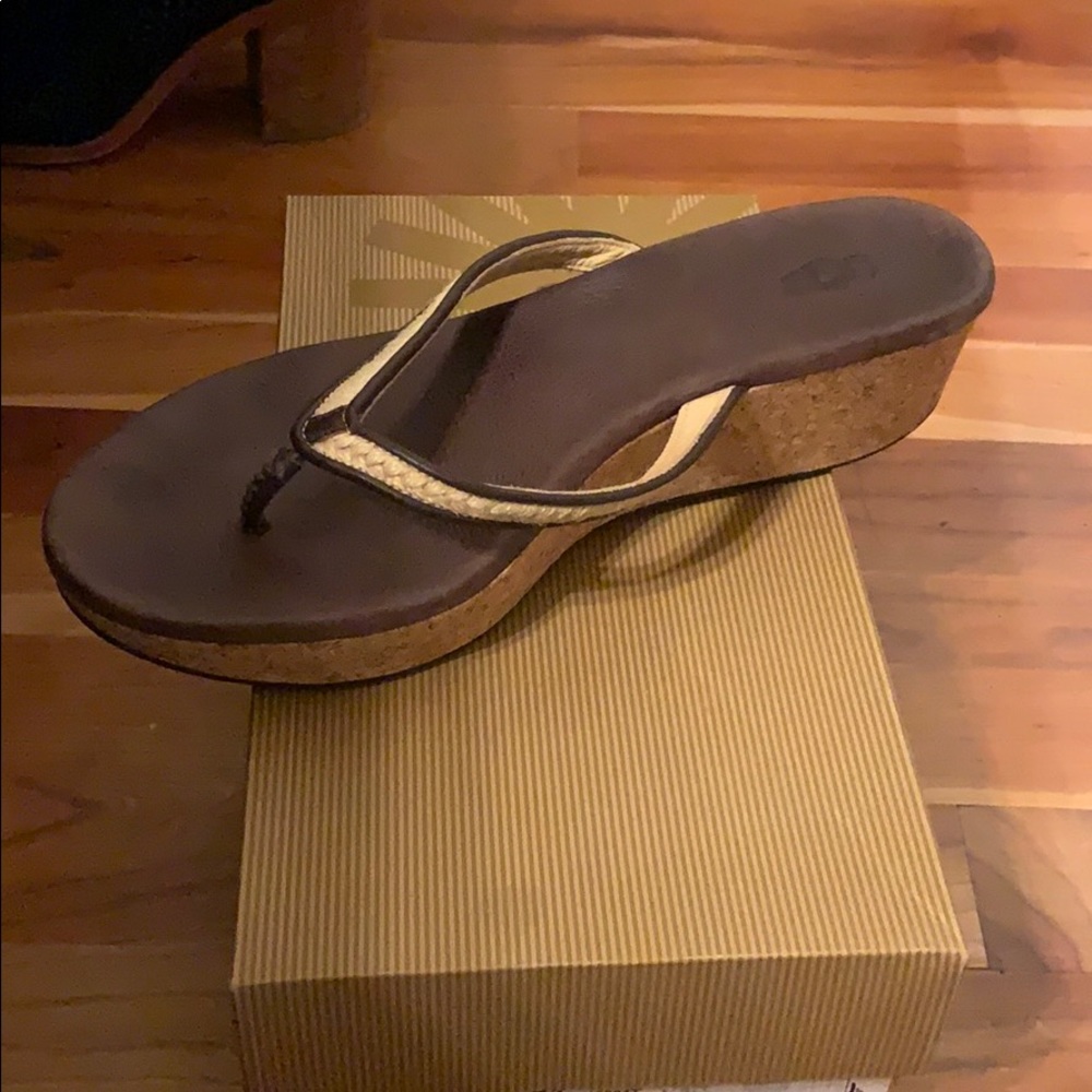 UGG leather sandal with 3” cork heel - Picture 2 of 4
